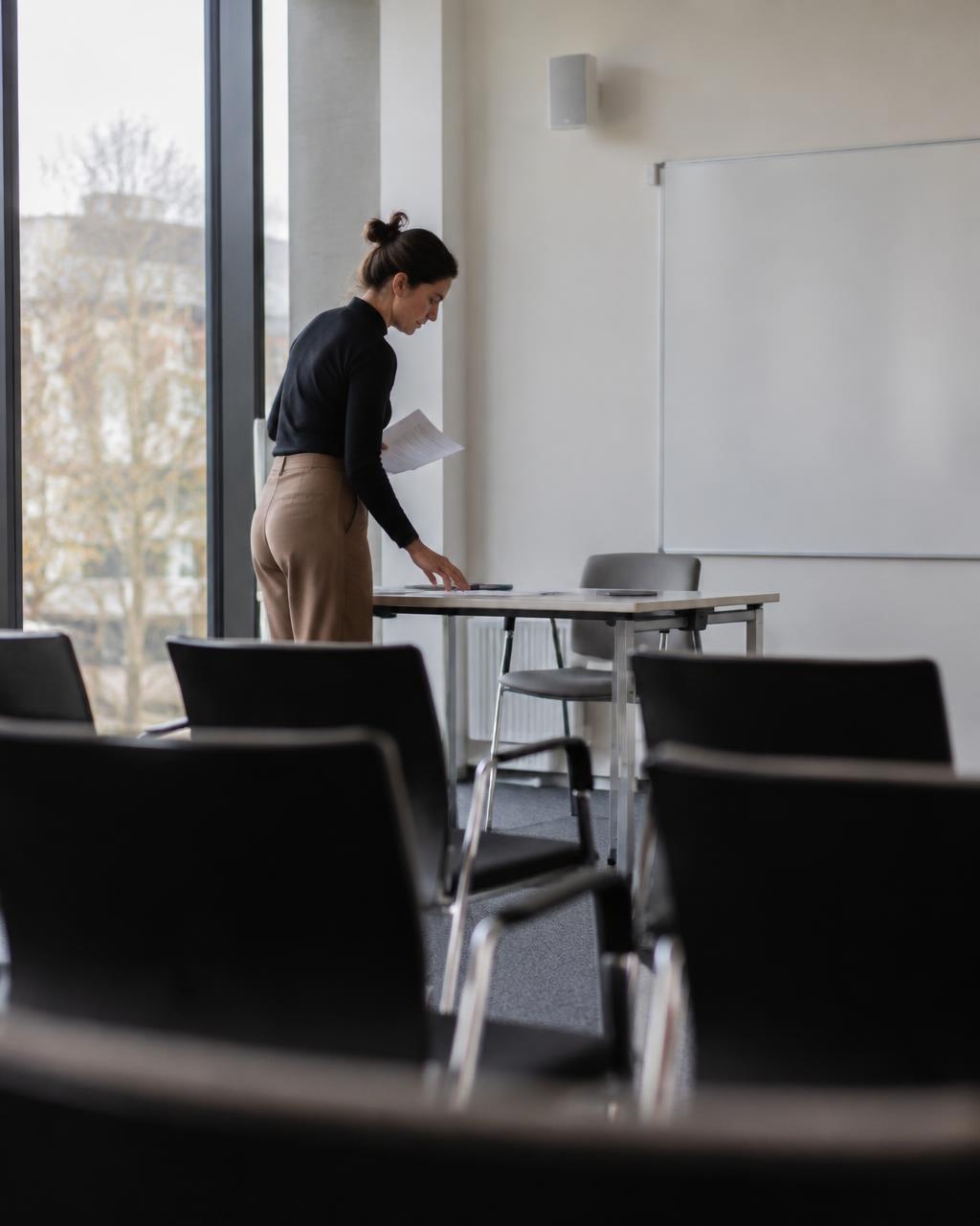 Salle de formation professionnelle épurée